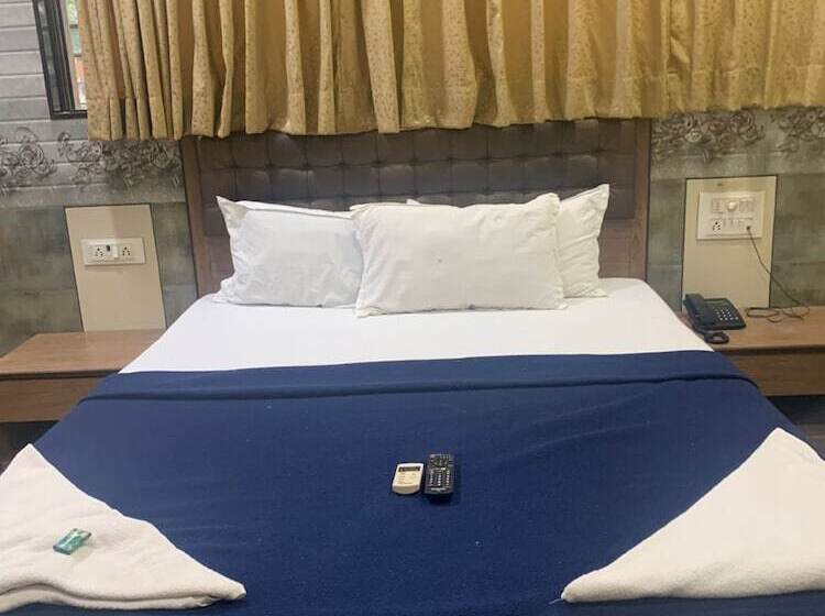 בית מלון כפרי Royal Residency   Chembur