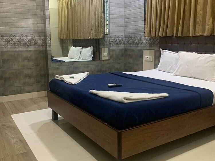 בית מלון כפרי Royal Residency   Chembur