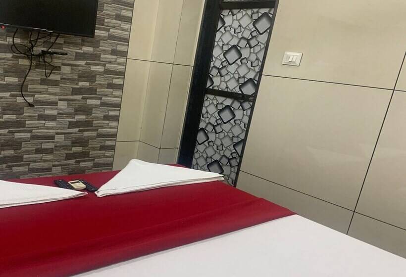 בית מלון כפרי Royal Residency   Chembur