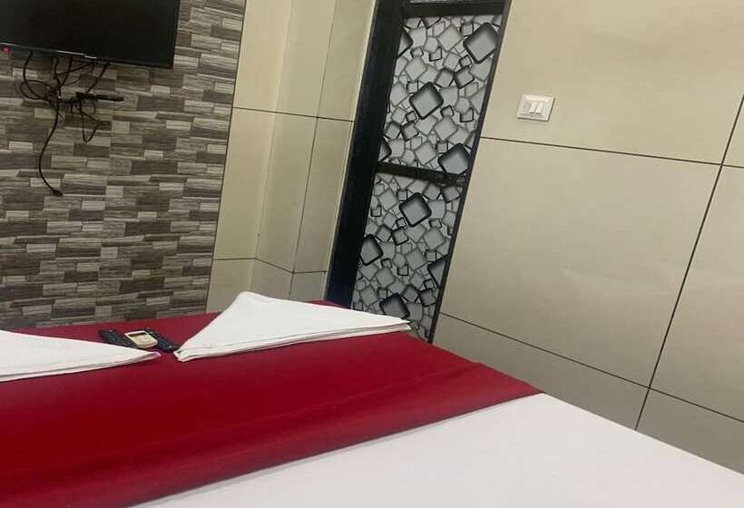 בית מלון כפרי Royal Residency   Chembur