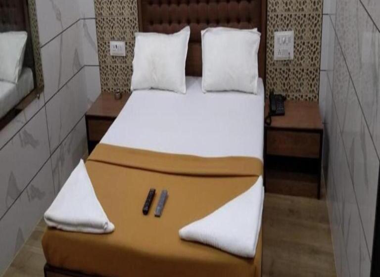 בית מלון כפרי Royal Residency   Chembur