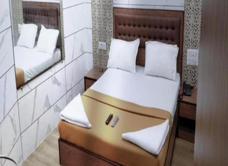 בית מלון כפרי Royal Residency   Chembur