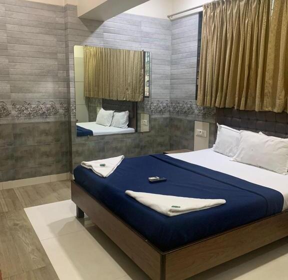 בית מלון כפרי Royal Residency   Chembur
