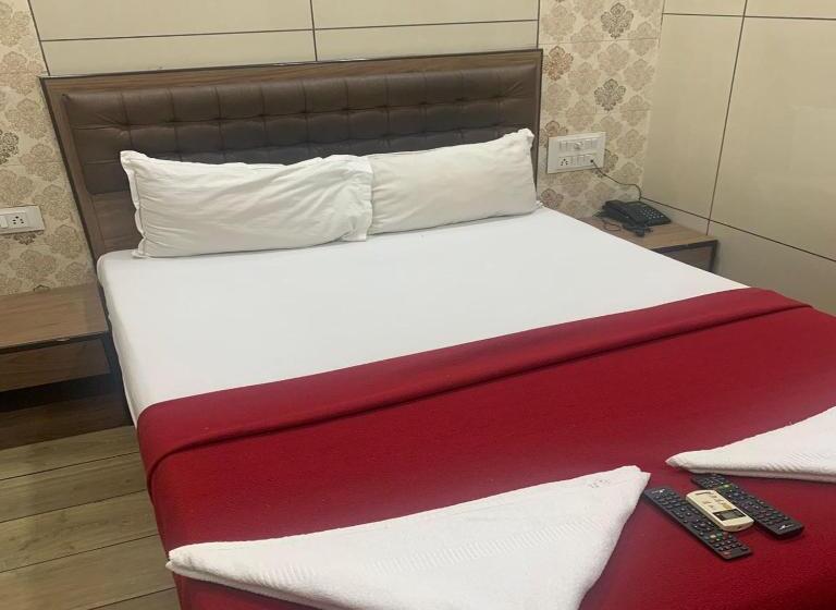 בית מלון כפרי Royal Residency   Chembur