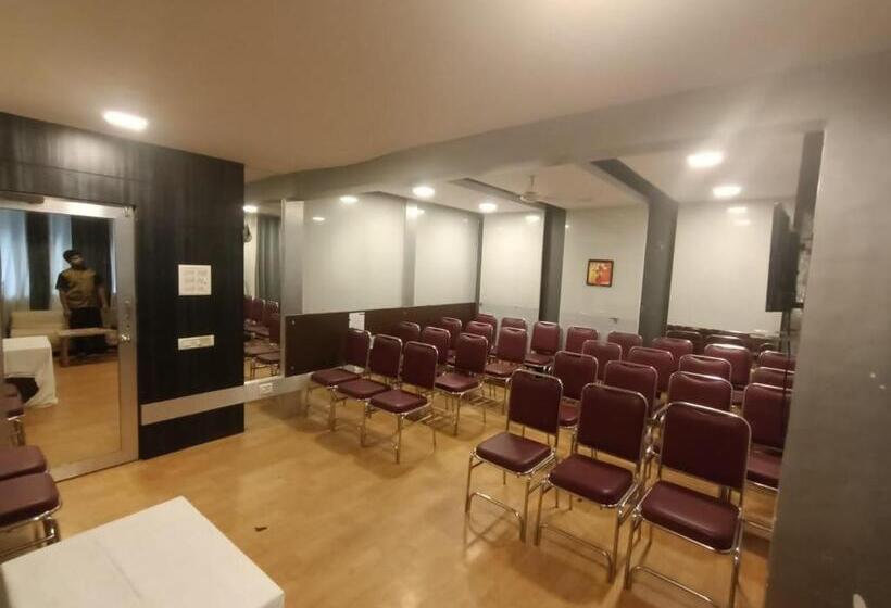 فندق Sharada International