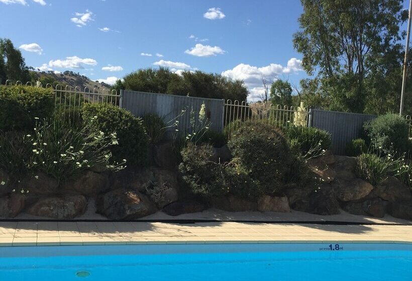 בית מלון כפרי Tuckerbox Motor Inn