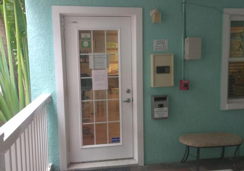 אתר נופש Tropic Isle At Anna Maria Island Inn