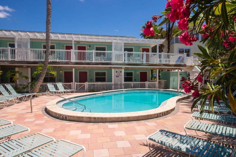 אתר נופש Tropic Isle At Anna Maria Island Inn