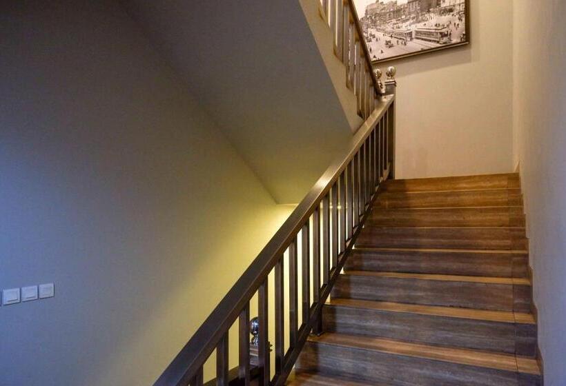 Sans Hotel Empress Simpang Lima