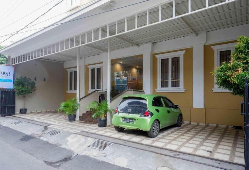 Sans Hotel Empress Simpang Lima