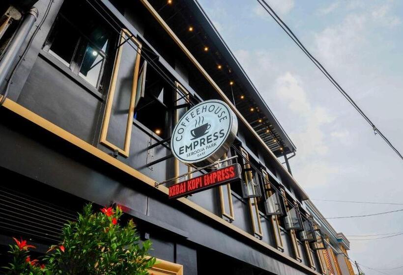 Sans Hotel Empress Simpang Lima