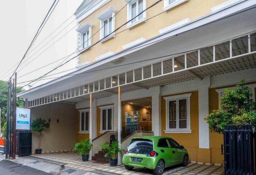 Sans Hotel Empress Simpang Lima