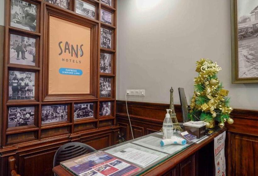 Sans Hotel Empress Simpang Lima
