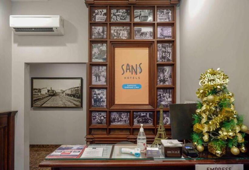 Sans Hotel Empress Simpang Lima