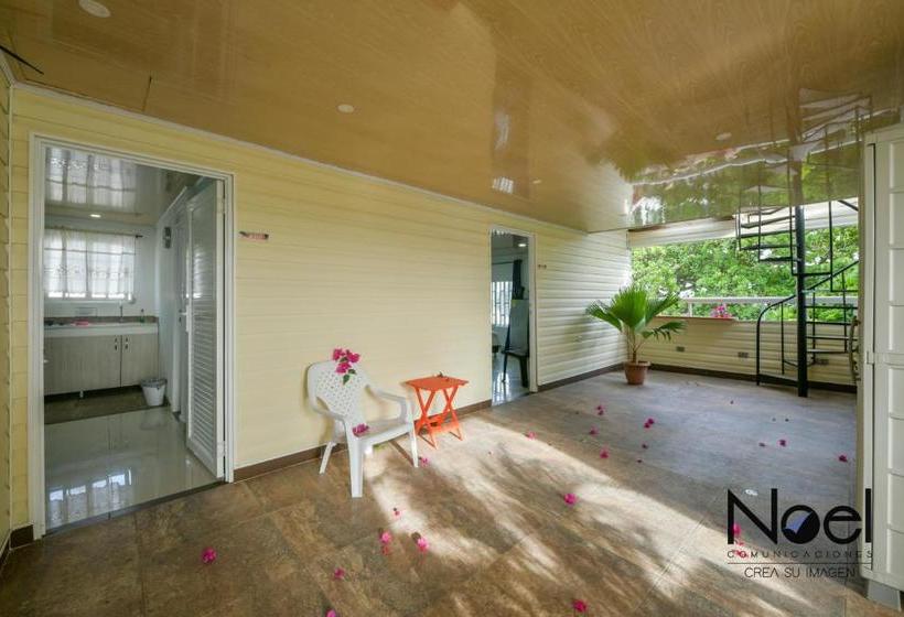 هاستل Posada J&j Forbes   1