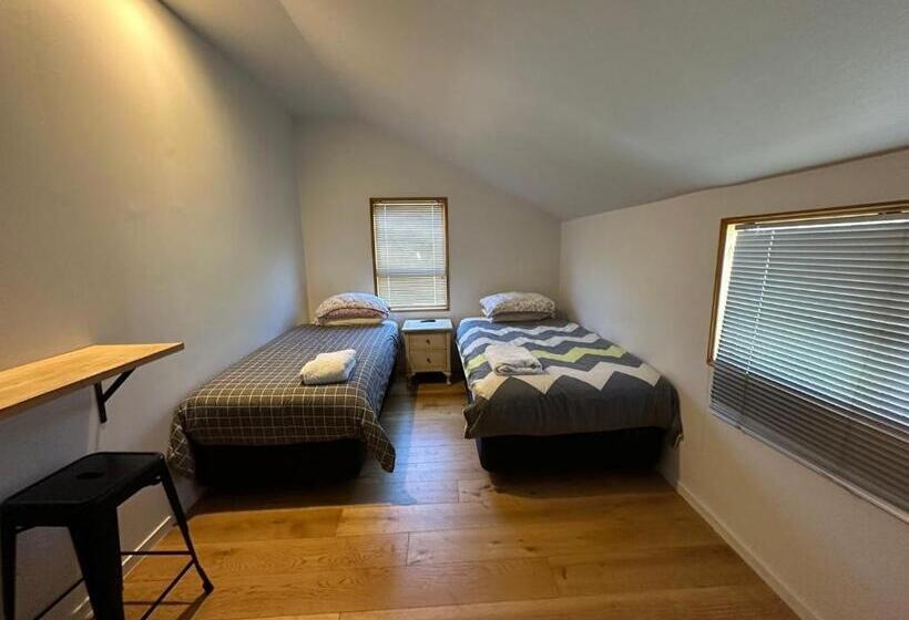 تختخواب و صبحانه Visitor Room Self Check In