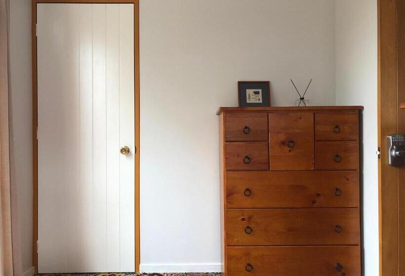 تختخواب و صبحانه Visitor Room Self Check In