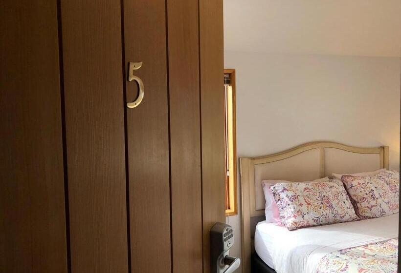 تختخواب و صبحانه Visitor Room Self Check In