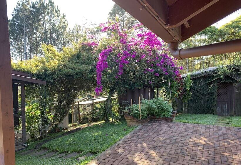 تختخواب و صبحانه The Lodge At Reventazon River Mountain Ranch