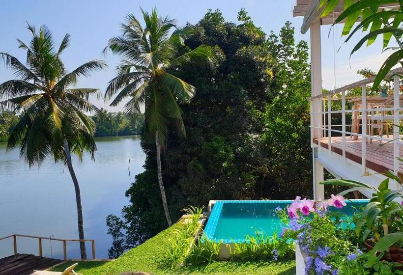 Отель 33 Lake Terrace