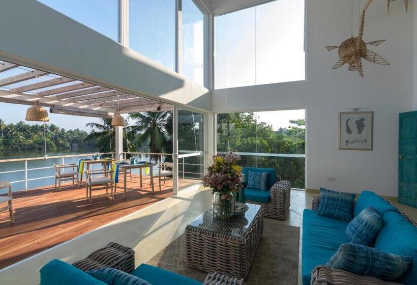 Отель 33 Lake Terrace