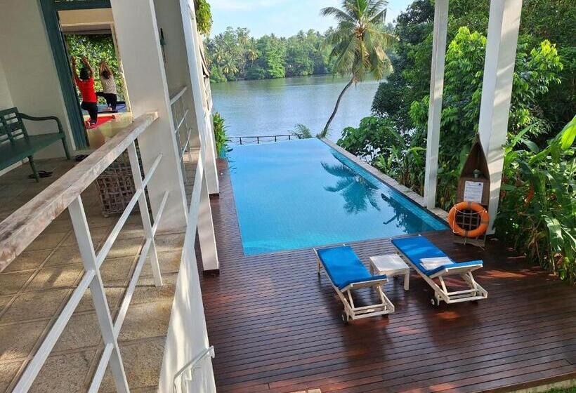 Отель 33 Lake Terrace