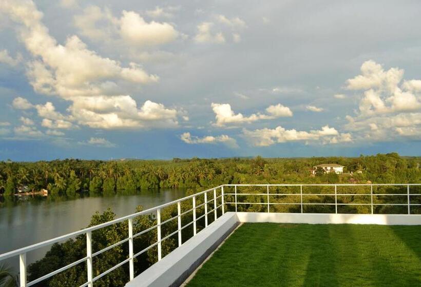 Отель 33 Lake Terrace