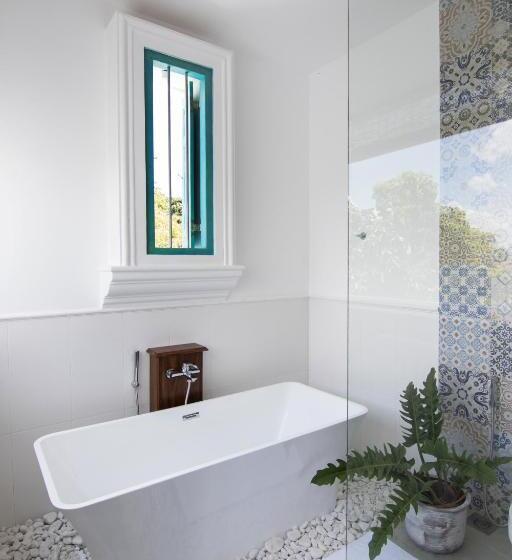 Отель 33 Lake Terrace