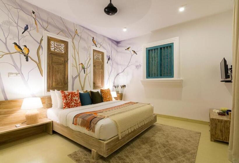 Отель 33 Lake Terrace