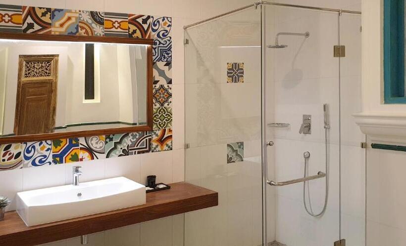 Отель 33 Lake Terrace