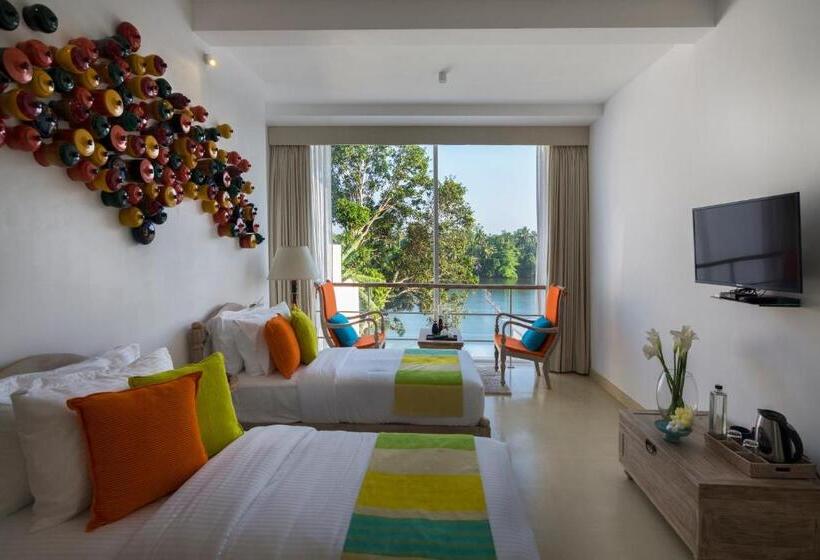 Отель 33 Lake Terrace