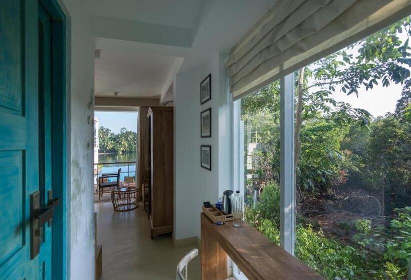 Отель 33 Lake Terrace