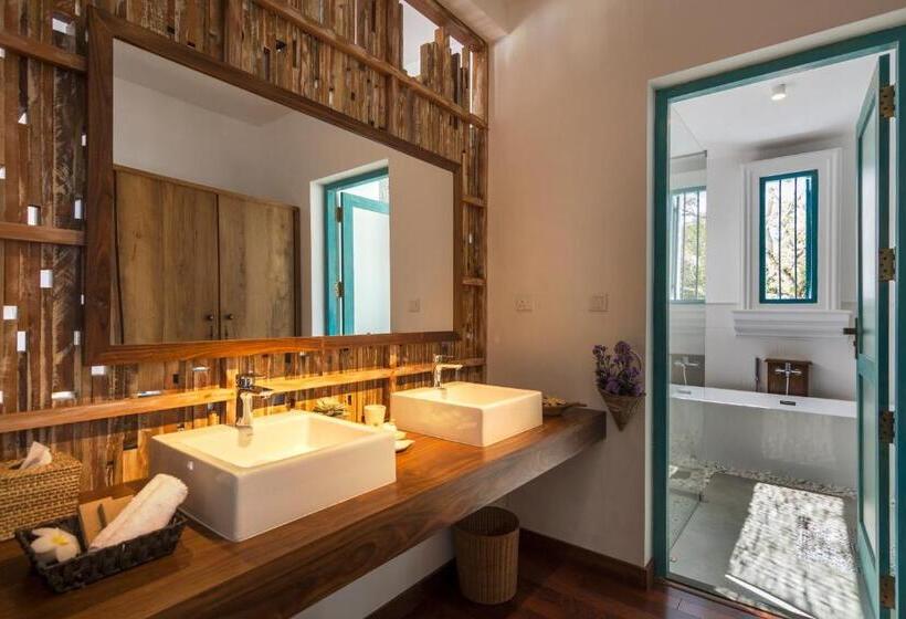 Отель 33 Lake Terrace