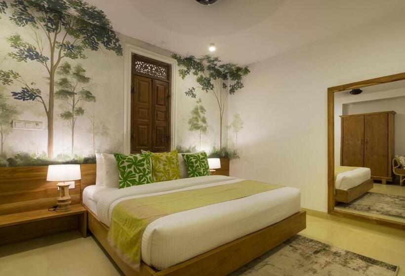 Отель 33 Lake Terrace