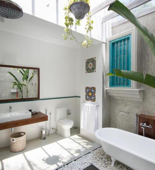 Отель 33 Lake Terrace