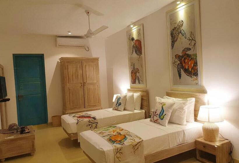 Отель 33 Lake Terrace