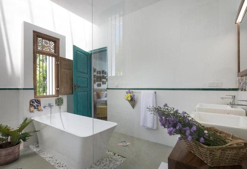 Отель 33 Lake Terrace