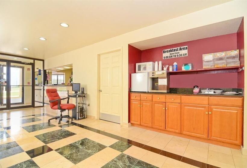 ホテル Pine Point Inn & Suites