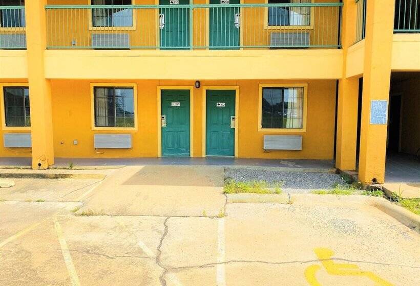 ホテル Pine Point Inn & Suites