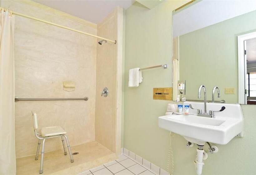 ホテル Pine Point Inn & Suites