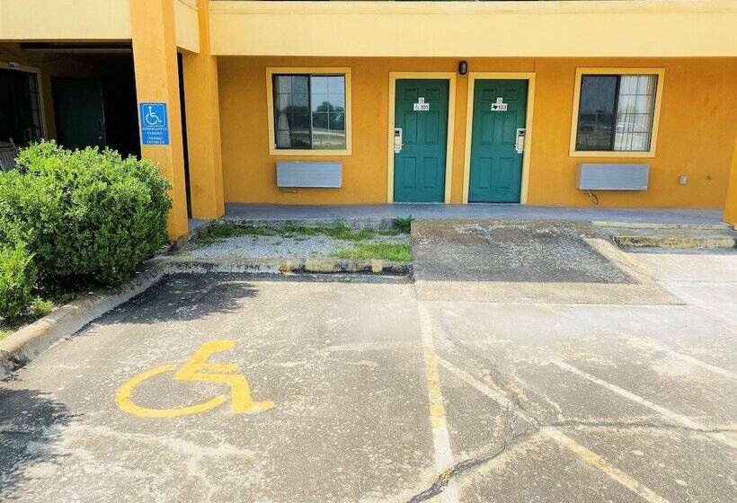 ホテル Pine Point Inn & Suites