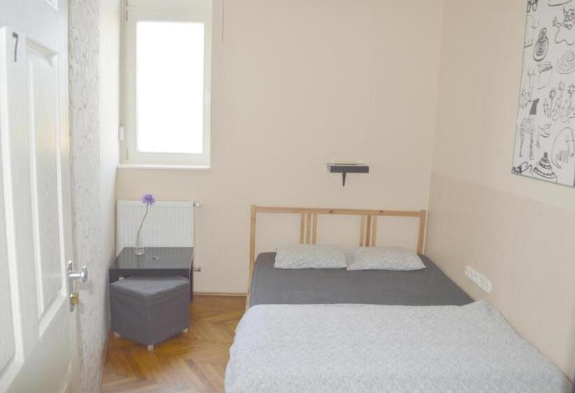 פנסיון Artist Guest House