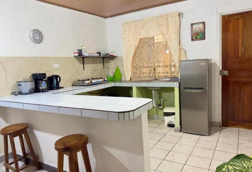 פנסיון Casa Quepos