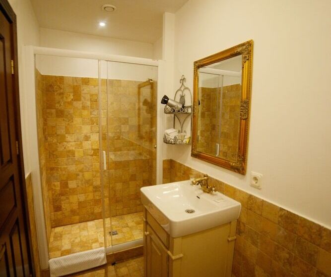 هتل Bistrampolis Manor