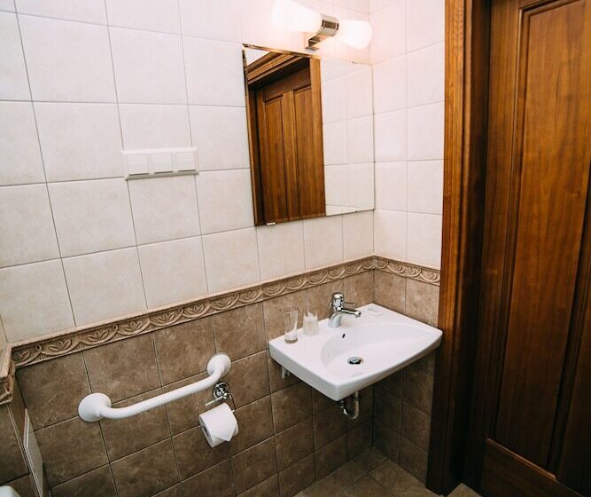 هتل Bistrampolis Manor