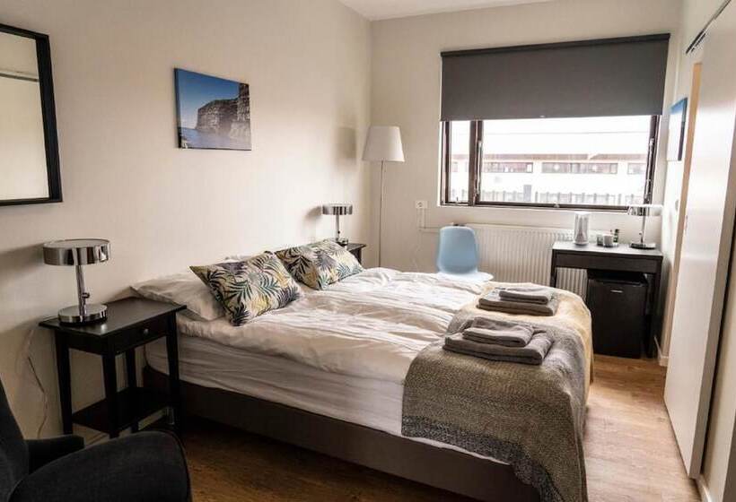 בית מלון כפרי Black Beach Guesthouse