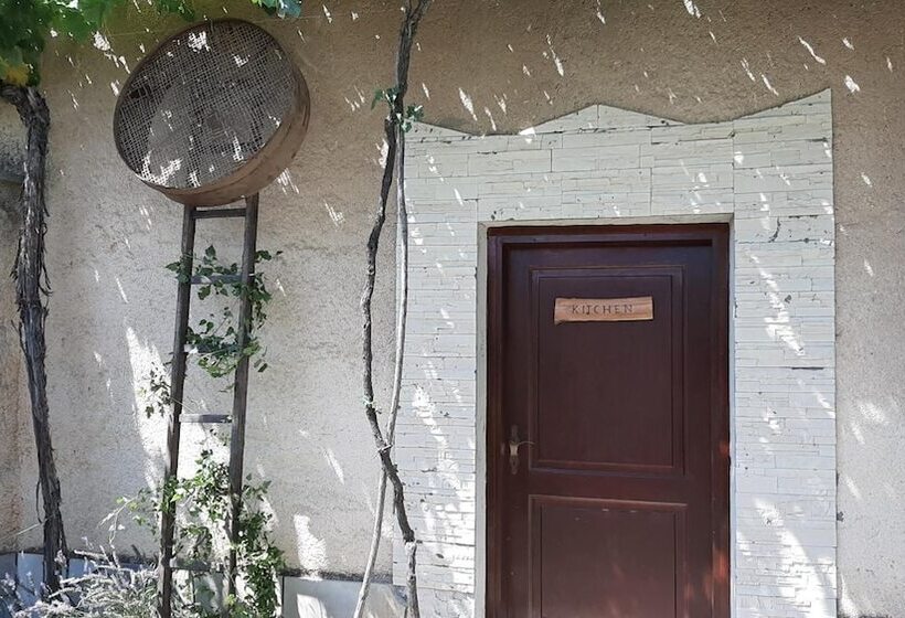 هتل Residence Muzica Bed And Breakfast