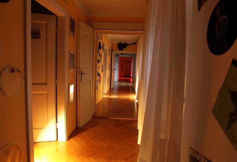 هتل Residence Muzica Bed And Breakfast