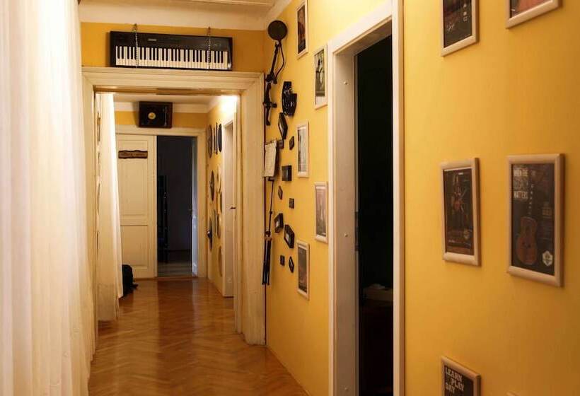 هتل Residence Muzica Bed And Breakfast