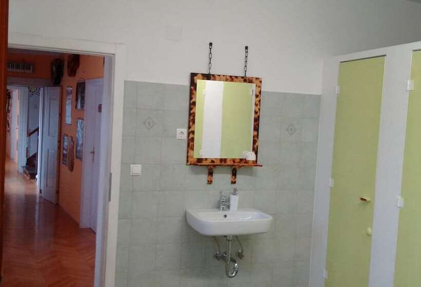 هتل Residence Muzica Bed And Breakfast